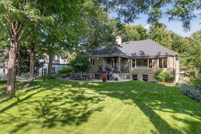 212 Parkview Ter, Golden Valley, MN 55416