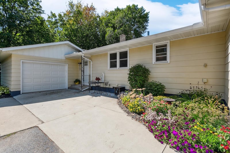 846 Park Ave, Hamburg, MN 55339