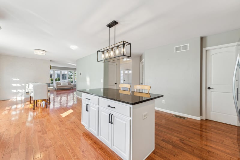1550 Skyline Ct, Eagan, MN 55121