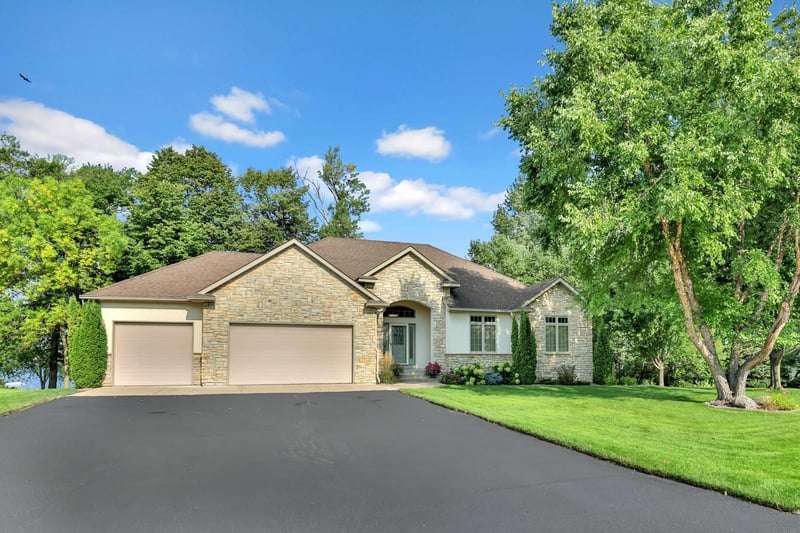 12764 Mentzer Trl, Lindstrom, MN 55045