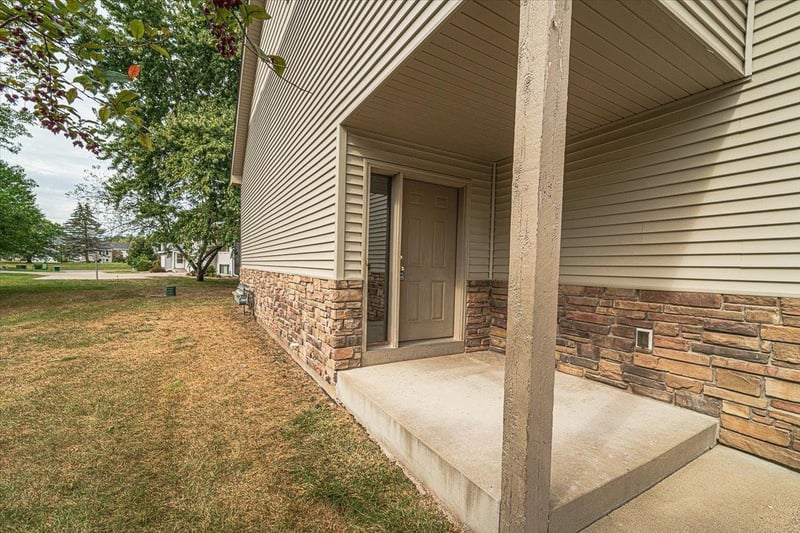 16081 Flagstaff Ave W, Lakeville, MN 55068