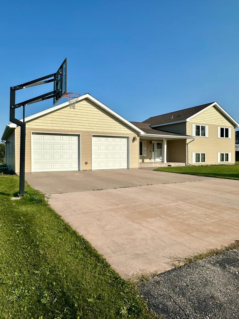 104 E 6th St, Newfolden, MN 56738