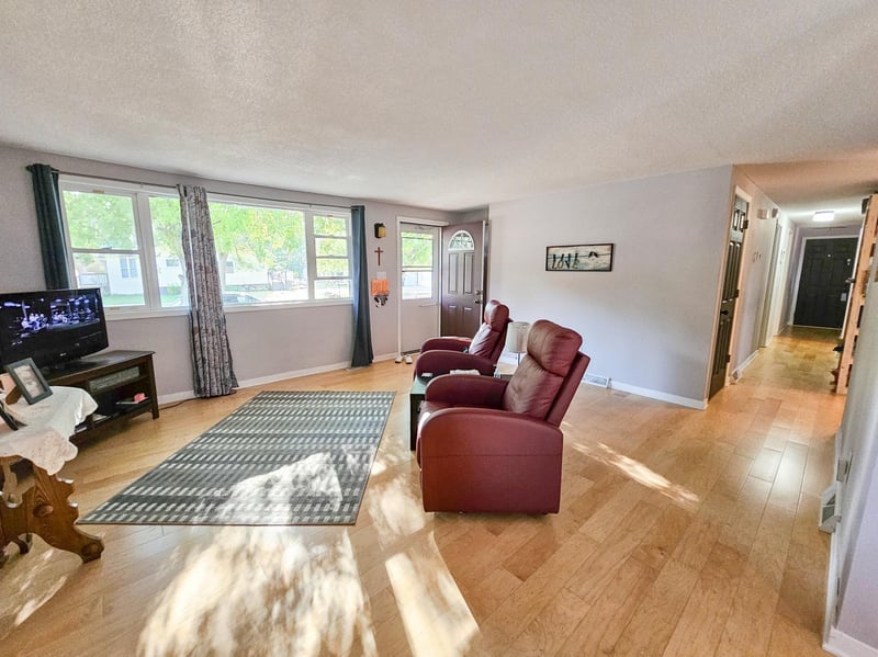 401 5th St, Walnut Grove, MN 56180
