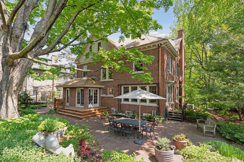 2270 W Lake Of The Isles Pw, Minneapolis, MN 55405