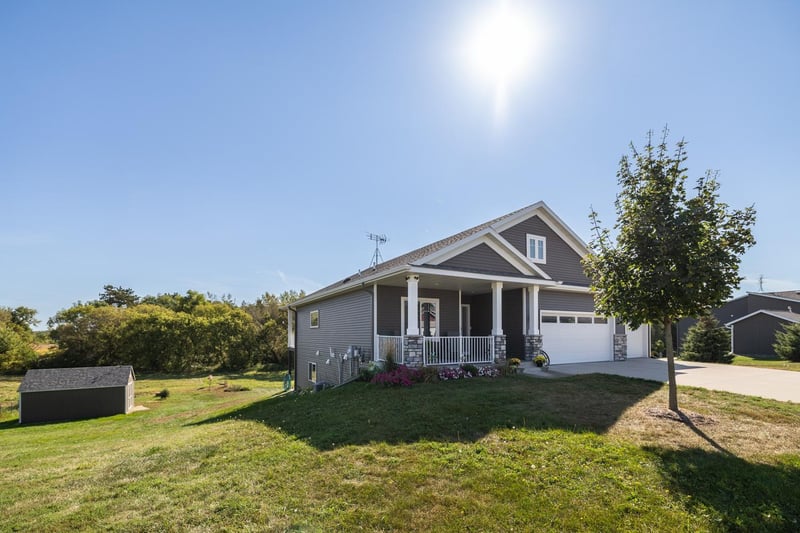 611 Nelson Dr, Wanamingo, MN 55983