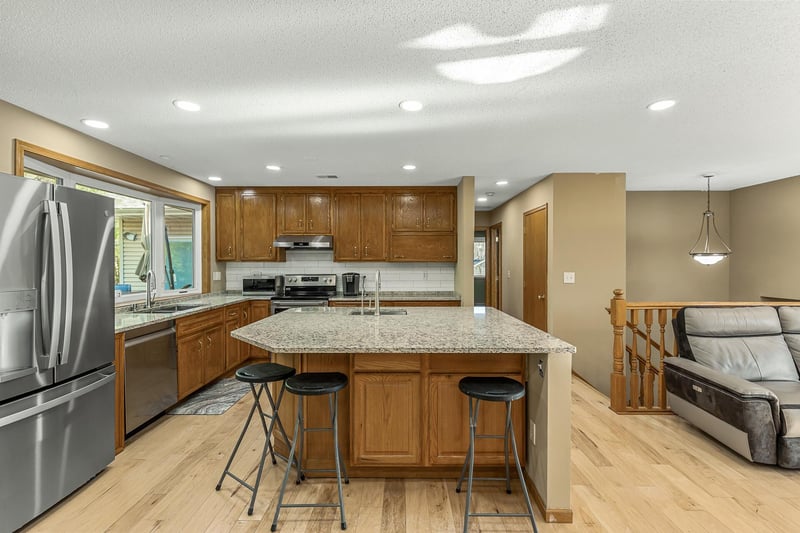 1600 87th St E, Bloomington, MN 55425