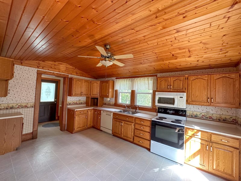28776 290th Ave, Sleepy Eye, MN 56085