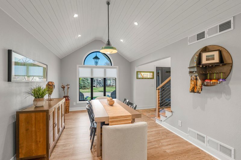 221 Meadowood Ln, Vadnais Heights, MN 55127