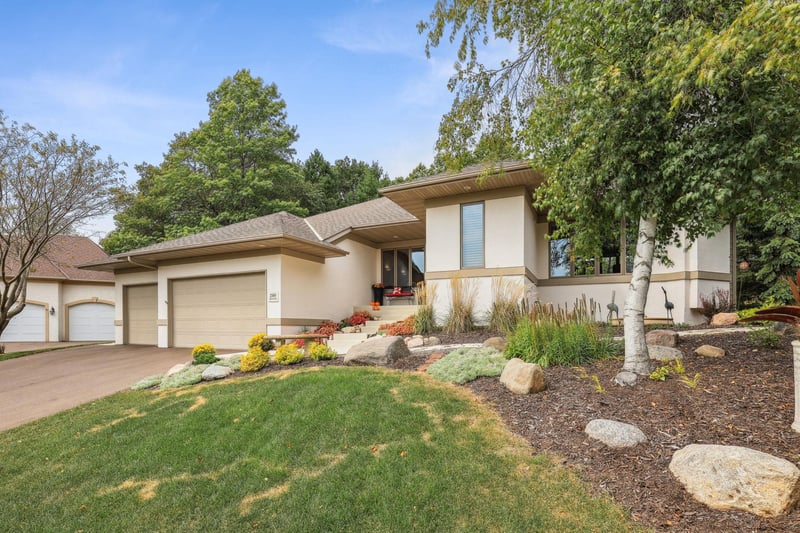 2569 Hillwood Dr E, Maplewood, MN 55119
