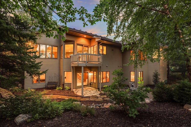 2569 Hillwood Dr E, Maplewood, MN 55119