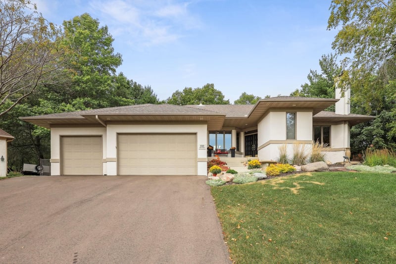 2569 Hillwood Dr E, Maplewood, MN 55119