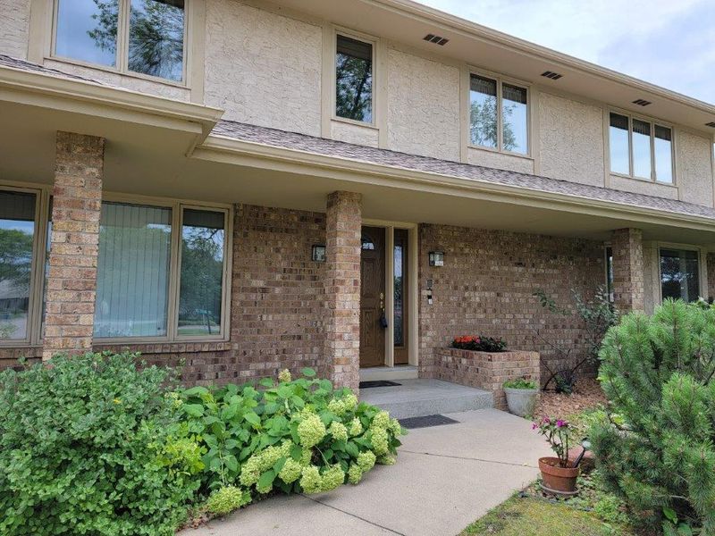 2730 Quaker Ln N, Minneapolis, MN 55441