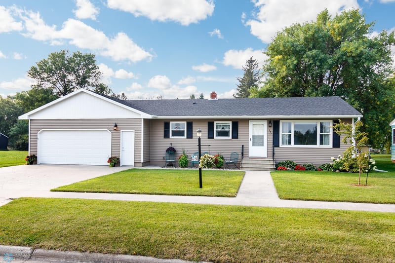 357 3rd St E, Halstad, MN 56548