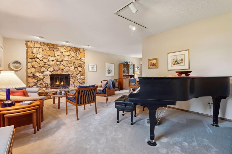 1689 Bellows St, West Saint Paul, MN 55118