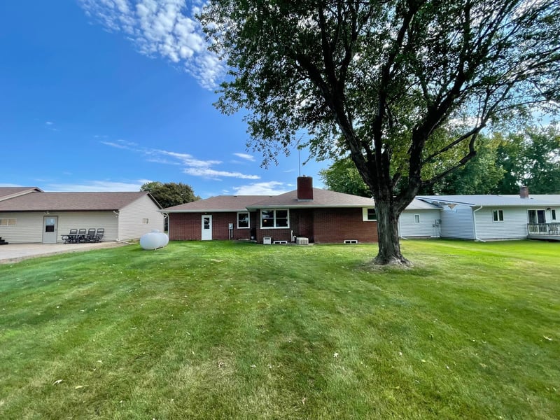 401 White St N, Comfrey, MN 56019