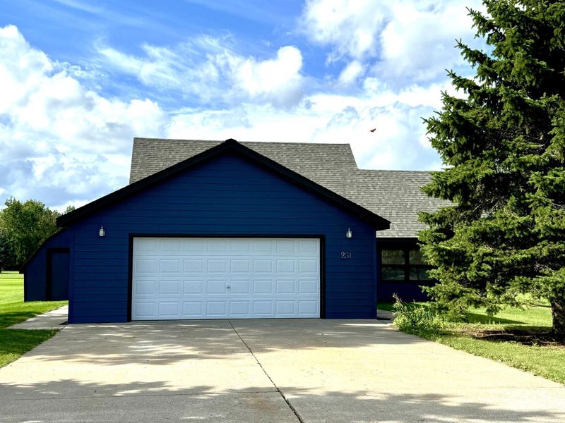 231 Oak Rd, Warroad, MN 56763