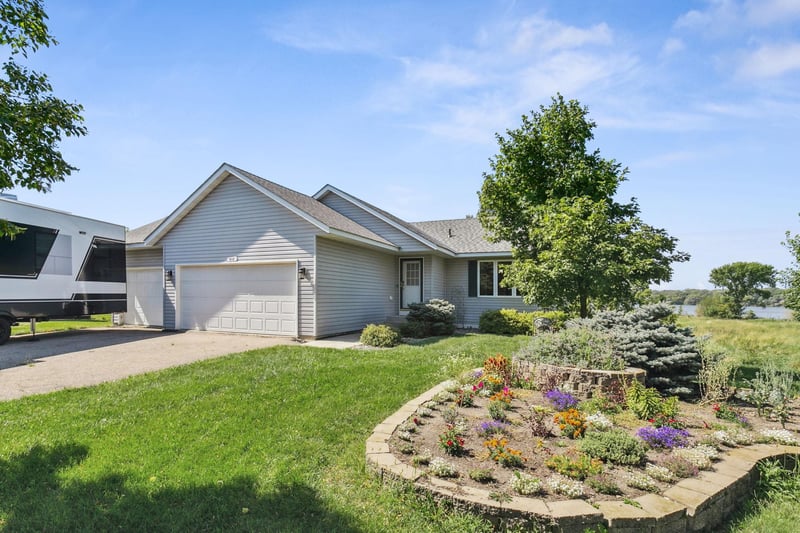 418 Lake Dr, Winsted, MN 55395