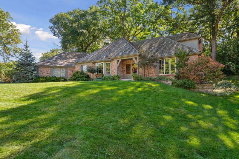6209 Saint Albans Cir, Edina, MN 55439