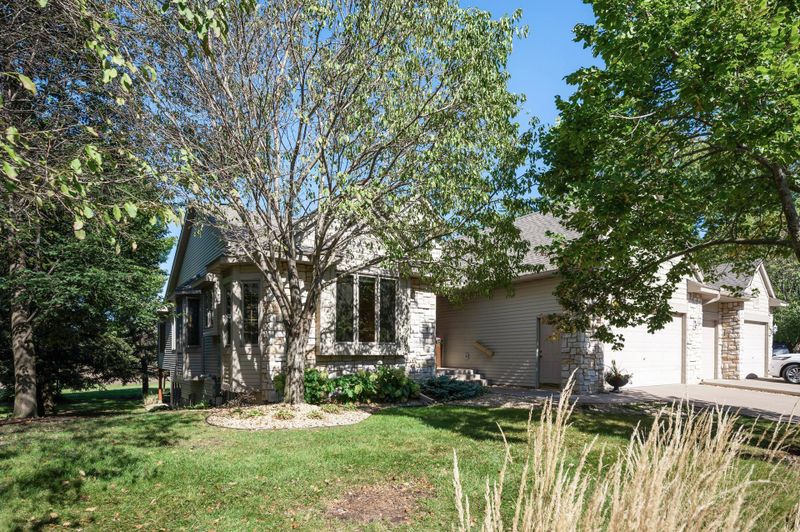 1609 Questwood Dr, Falcon Heights, MN 55113