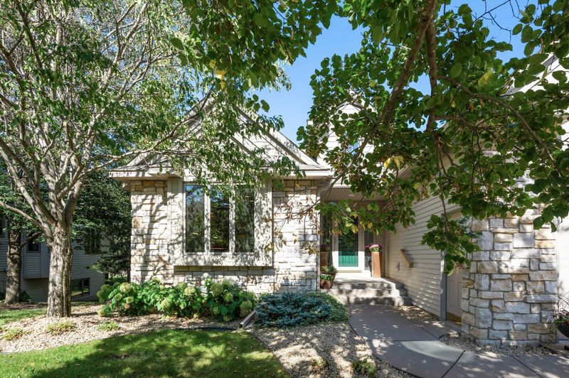 1609 Questwood Dr, Falcon Heights, MN 55113