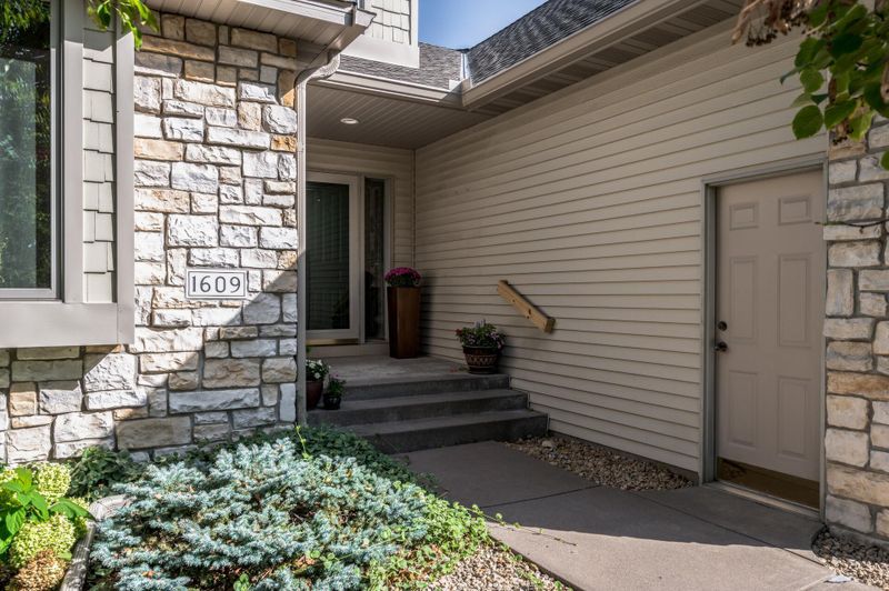 1609 Questwood Dr, Falcon Heights, MN 55113