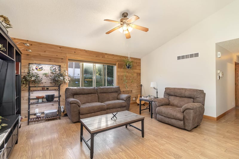 916 Pleasant Ave, Saint Paul Park, MN 55071