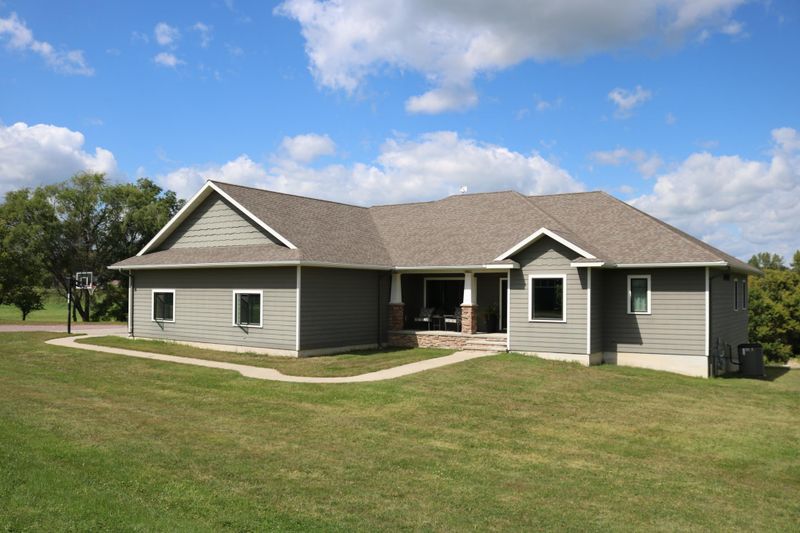 522 5th St, Welcome, MN 56181