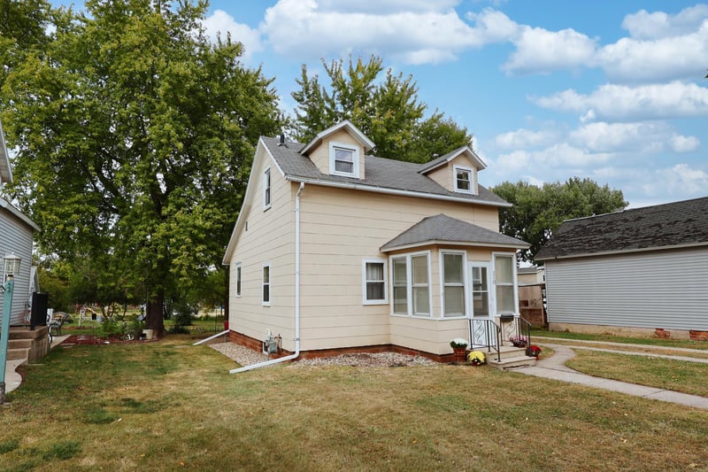 210 Elm St NE, Sleepy Eye, MN 56085