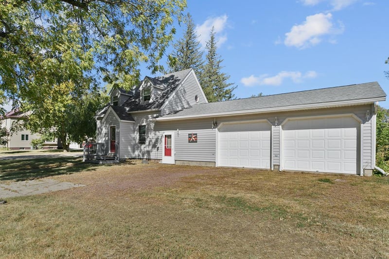 301 E Woodman St, Jeffers, MN 56145
