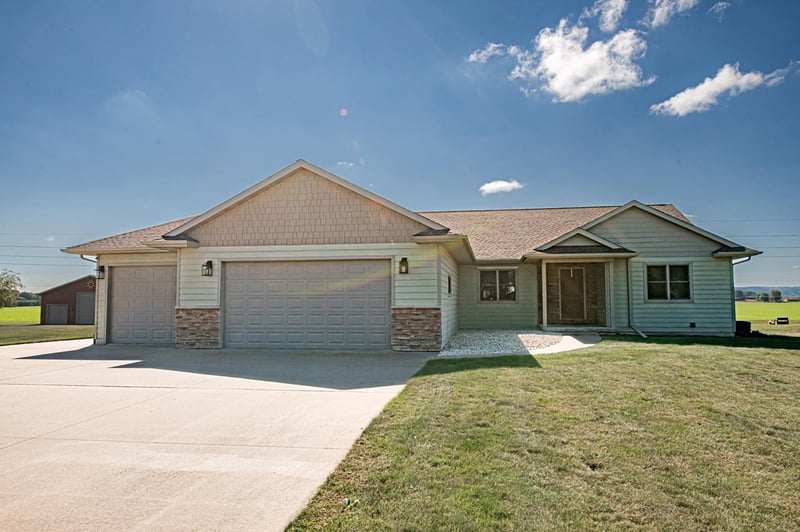 N12991 Larkspur Rd, Trempealeau, WI 54661