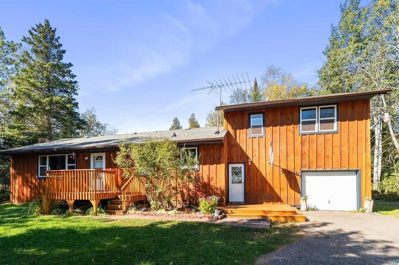 989 Scenic Dr, Two Harbors, MN 55616