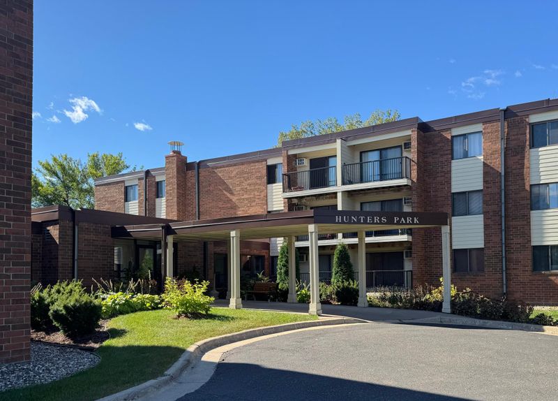 4 Pine Tree Dr #130, New Brighton, MN 55112