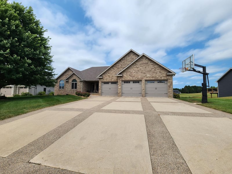 408 9th St NW, Dodge Center, MN 55927