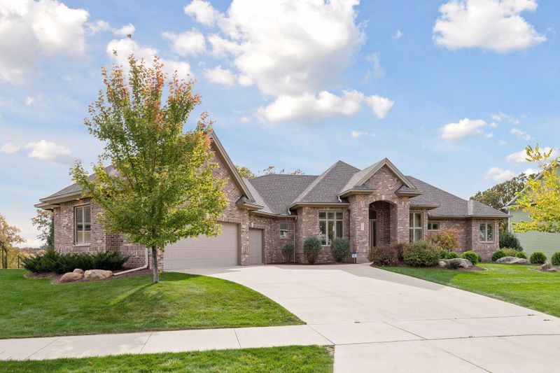 5435 Scenic View Dr SW, Rochester, MN 55902