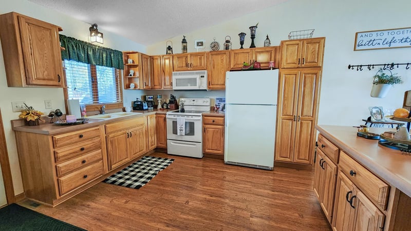 8 Edgewater Rd, Slayton, MN 56172