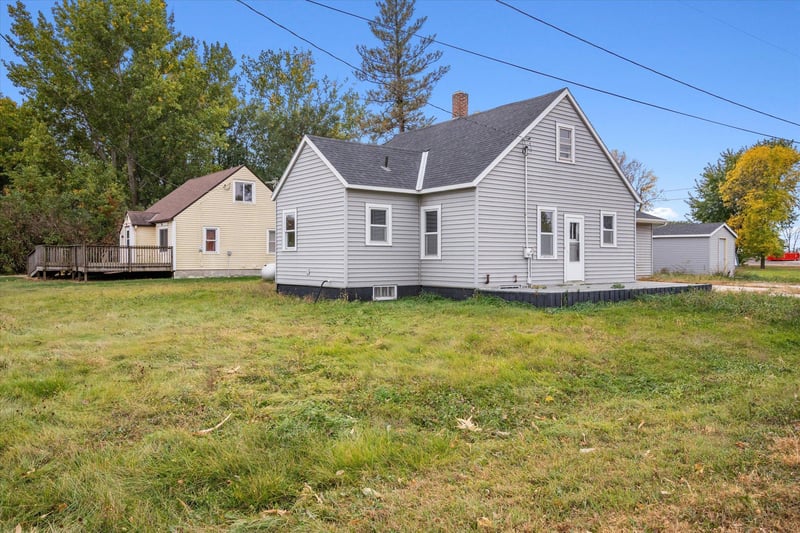 8296 3rd St, New Auburn, MN 55366