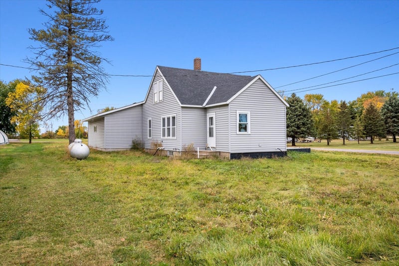 8296 3rd St, New Auburn, MN 55366