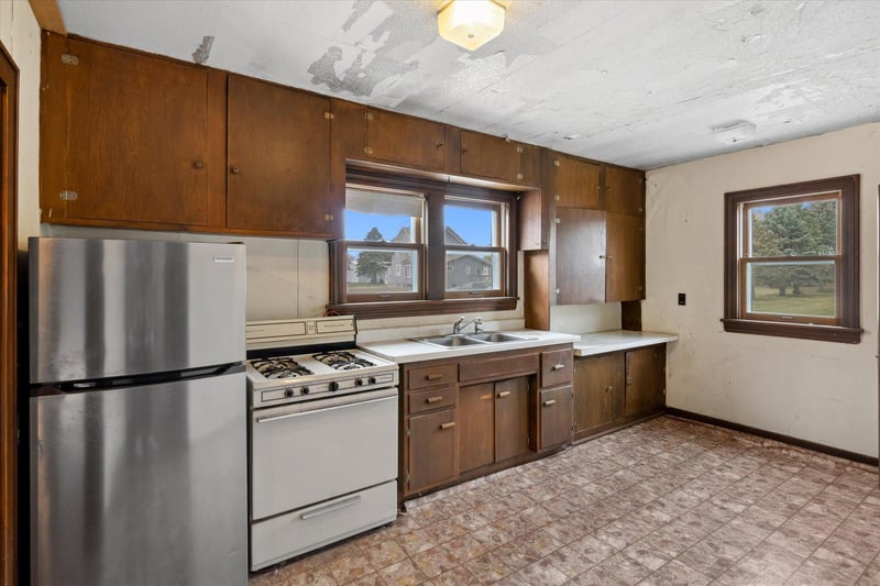 8296 3rd St, New Auburn, MN 55366