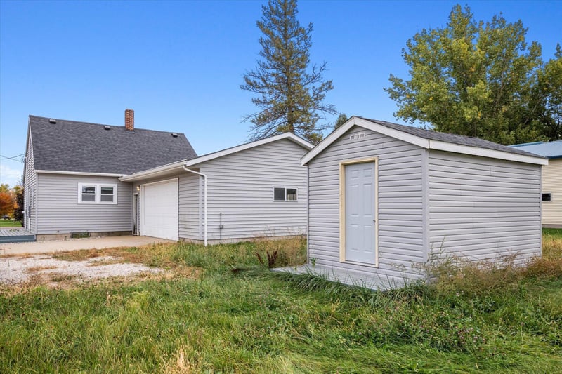 8296 3rd St, New Auburn, MN 55366