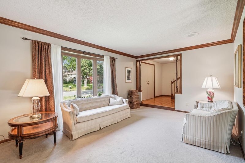 9830 Squire Ln, Eden Prairie, MN 55347