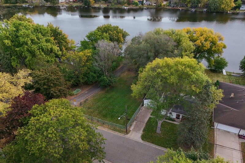 489 Gentry Ave N, Oakdale, MN 55128