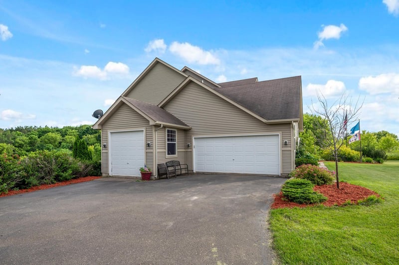 18979 Silo Ct, Shafer, MN 55074