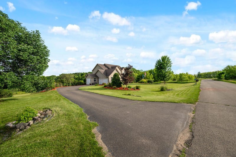 18979 Silo Ct, Shafer, MN 55074