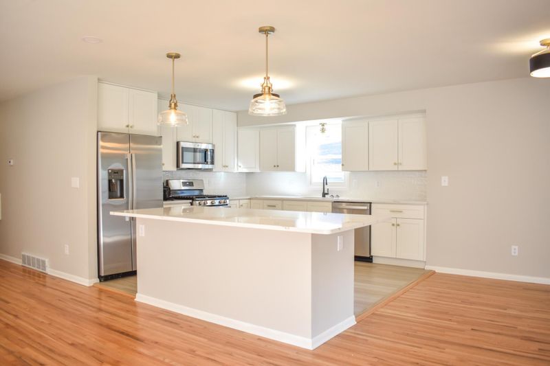 724 Heather Dr, North Saint Paul, MN 55126