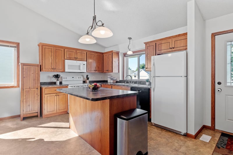 1611 Forest Glen Cir, Saint Augusta, MN 56301