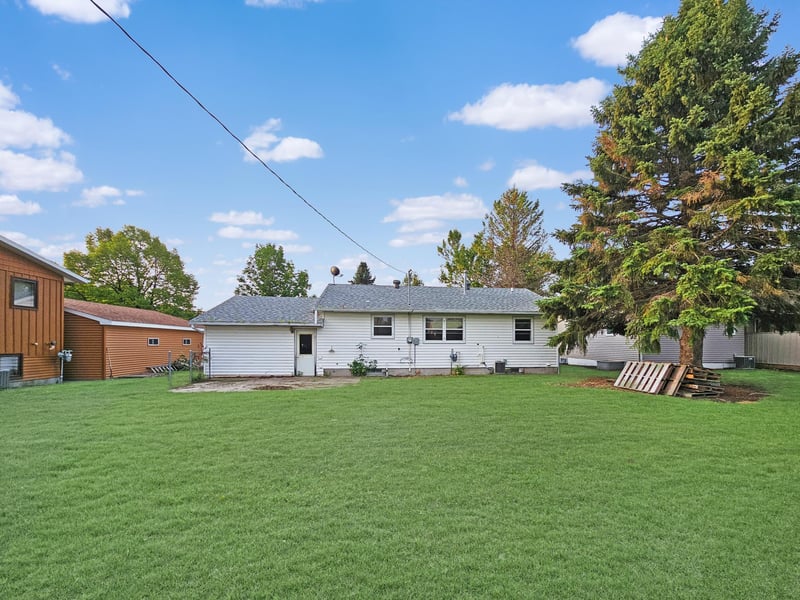 407 W 4th St, Argyle, MN 56713