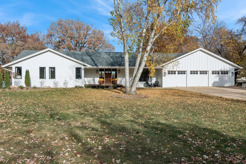 9655 Lakewood Cir, Chaska, MN 55318