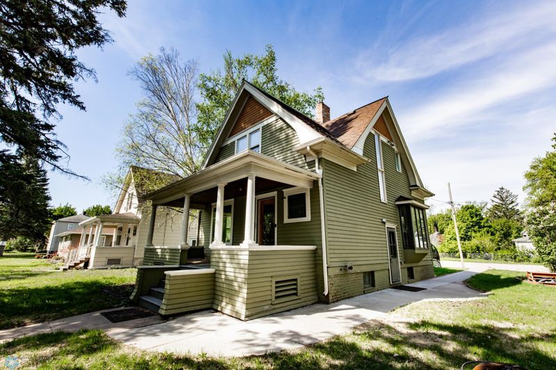807 4th St S, Moorhead, MN 56560