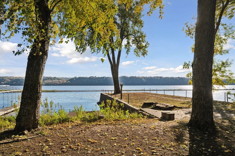 445 Lakeside Dr S, Bayport, MN 55003