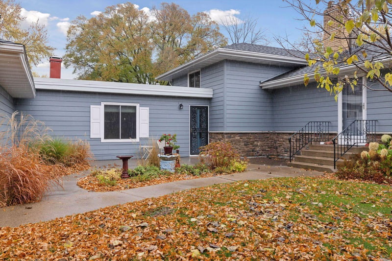 445 Lakeside Dr S, Bayport, MN 55003